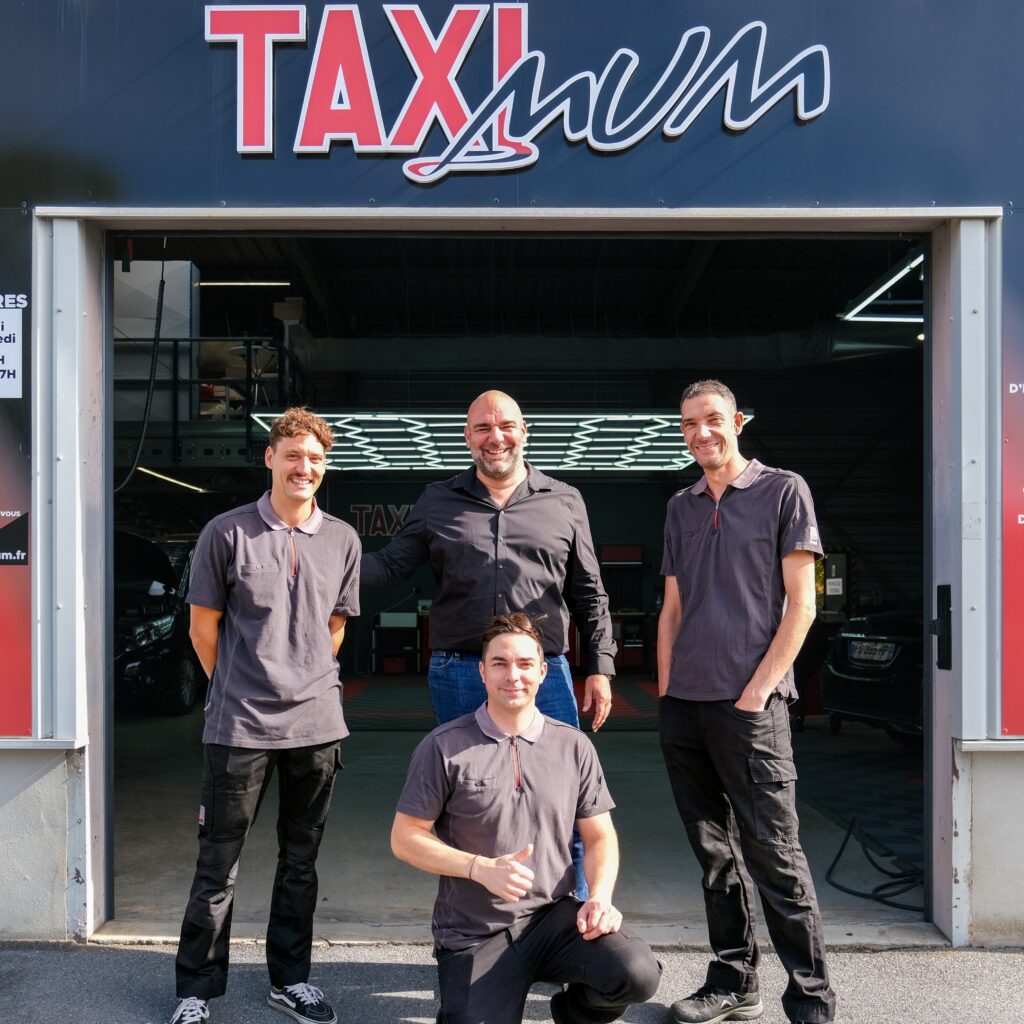 L’équipe Taximum devant l’atelier, à Reims